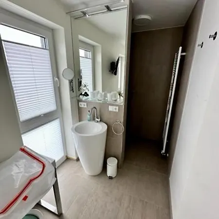 - Emily בורהאבה